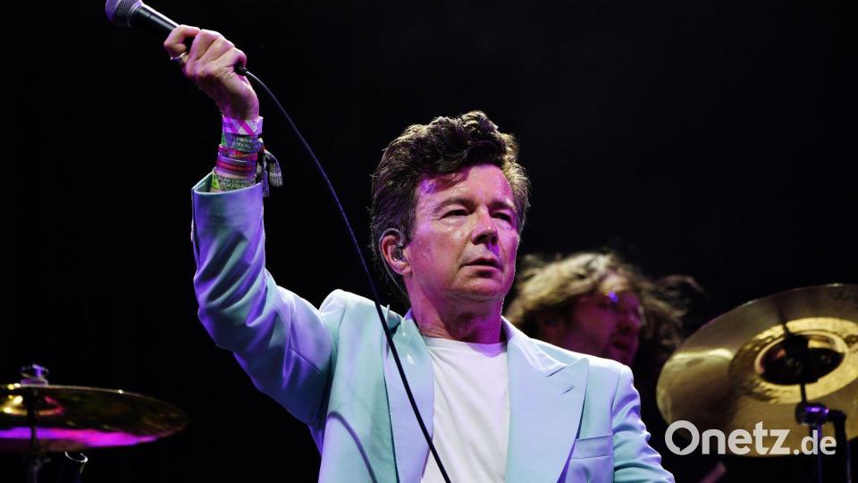 Mit der Band Blossoms trat Rick Astley beim Glastonbury Festival auf. (Archivbild) Bild: Ben Birchall/PA Wire/dpa