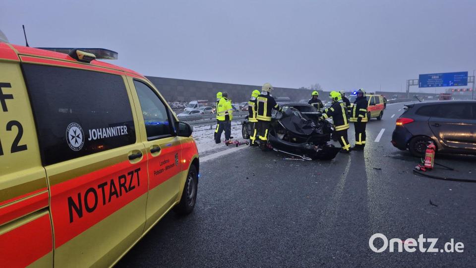 Auf der A10 krachten am Donnerstag zahlreiche Autos auf spiegelglatter Fahrbahn zusammen. Es gab viele Verletzte. Bild: Julian Stähle/dpa-Zentralbild/dpa