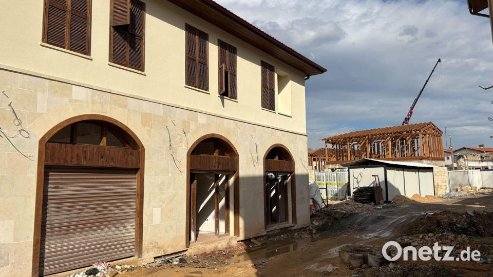 Unten Stein, oben Holz - die Häuser werden teils in historischem Stil wieder aufgebaut. Bild: Mirjam Schmitt/dpa