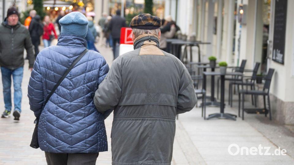 Nur eine Baustelle in der aktuellen Reformdebatte: die Rente. (Illustration) Bild: Philip Dulian/dpa