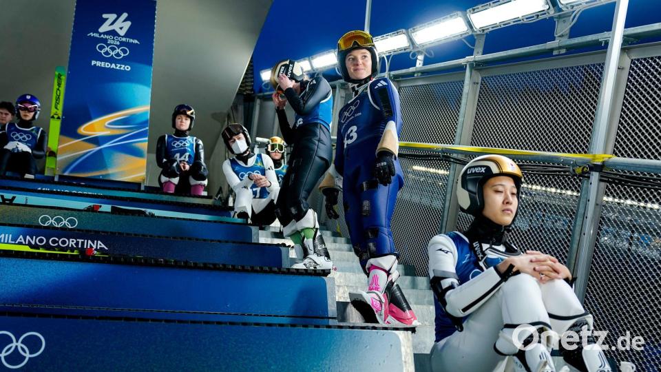 Katharina Schmid (2. vr) ist bereit für ihre letzten Sprünge bei Olympia. Bild: Matthias Schrader/AP/dpa