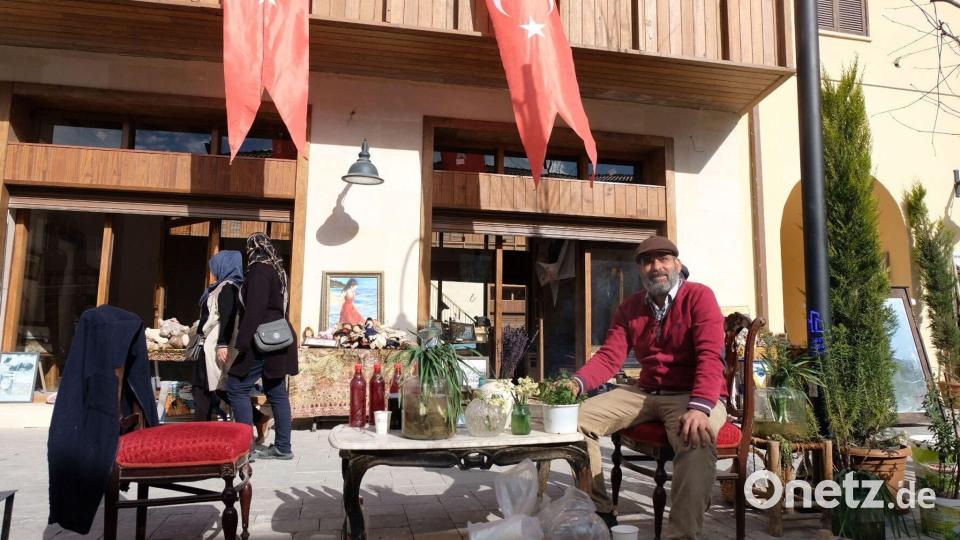 Antiquitätenhändler Serkan Sincan hat Hoffnung für die Zukunft. Bild: Mirjam Schmitt/dpa