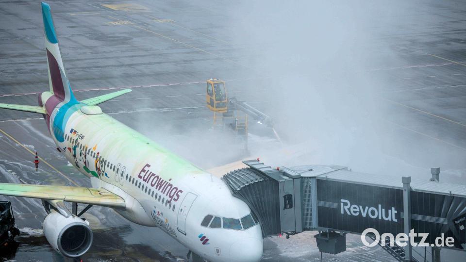 Aufgrund der Witterungen dauert das Enteisen der Maschinen derzeit noch deutlich länger als sonst. Bild: Carsten Koall/dpa