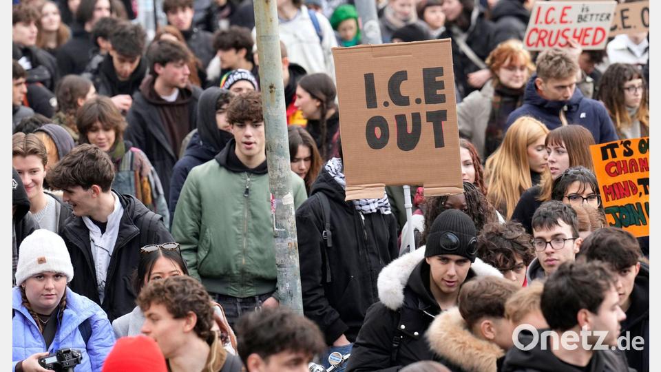 Mehrere Hundert Menschen protestierten in Mailand gegen die US-Einwanderungspolizei ICE. Bild: Luca Bruno/AP/dpa
