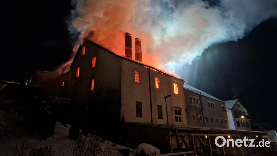 Ein Wohn- und Geschäftsgebäude geriet in Brand. Bild: Kreisbrandinspektion Cham