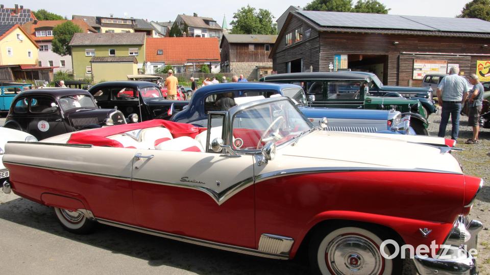 Dieser Ford Fairlane, Baujahr 1955, zog die Blicke auf sich. Bild: kro