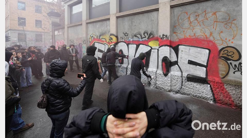 An eine Wand wurde ein Graffiti gesprüht. Bild: Luca Bruno/AP/dpa