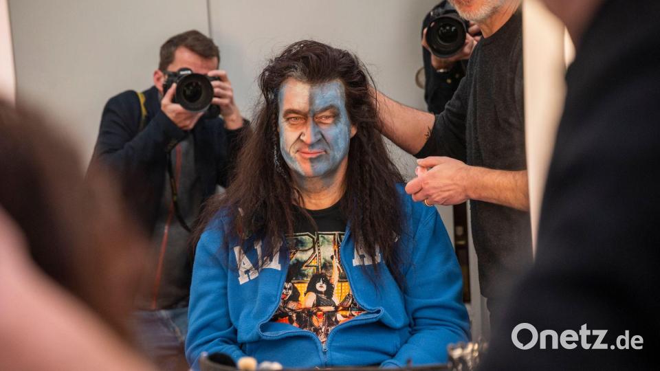 Der Ministerpräsident vertraut auf den Maskenbildner des Staatstheaters Nürnberg für seine Verwandlung in „William Wallace“. Bild: Daniel Vogl/dpa