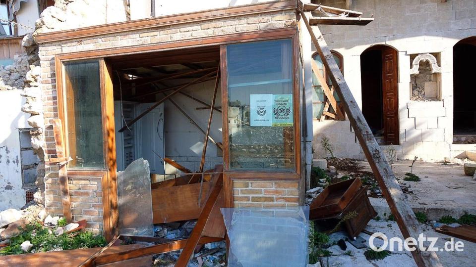 Der Eingang eines eingestürzten Hotels - die Altstadt war bei Touristen beliebt Bild: Mirjam Schmitt/dpa