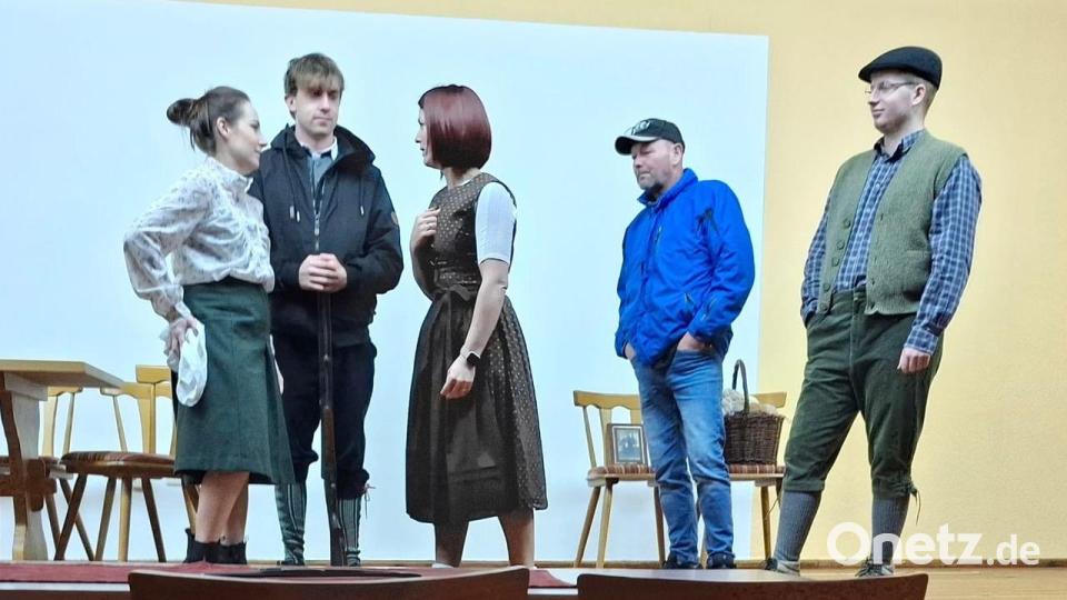 Aus der Probe zur "Sparifankerl-Komödie" (von links): Sandra Polifka, Philllip Schötz, Maria Schötz, Udo Bär und Jonas Dehling.: Bild: Theatergruppe Birgland