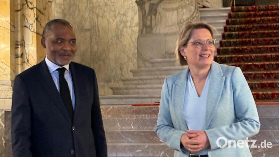 Bundesjustizministerin Stefanie Hubig (SPD) triff den den stellvertretenden Gerichtskanzler des Internationalen Gerichtshofs (IGH), Jean-Pelé Fomété. Bild: Ann-Beatrice Clasmann/-/dpa