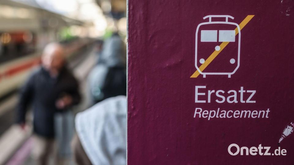 Mit den Ersatzbussen sind Reisende teilweise deutlich länger unterwegs. Bild: Oliver Berg/dpa