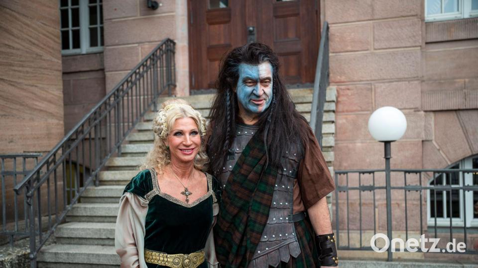 Gerüstet für die „Fastnacht in Franken“: Ministerpräsident Söder und seine Frau. Bild: Daniel Vogl/dpa