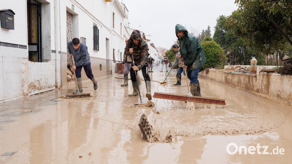 Nach Sturmtief Leonardo: Aufräumarbeiten in Villanueva Mesía, Granada, nach Überflutung Bild: Álex Cámara/EUROPA PRESS/dpa