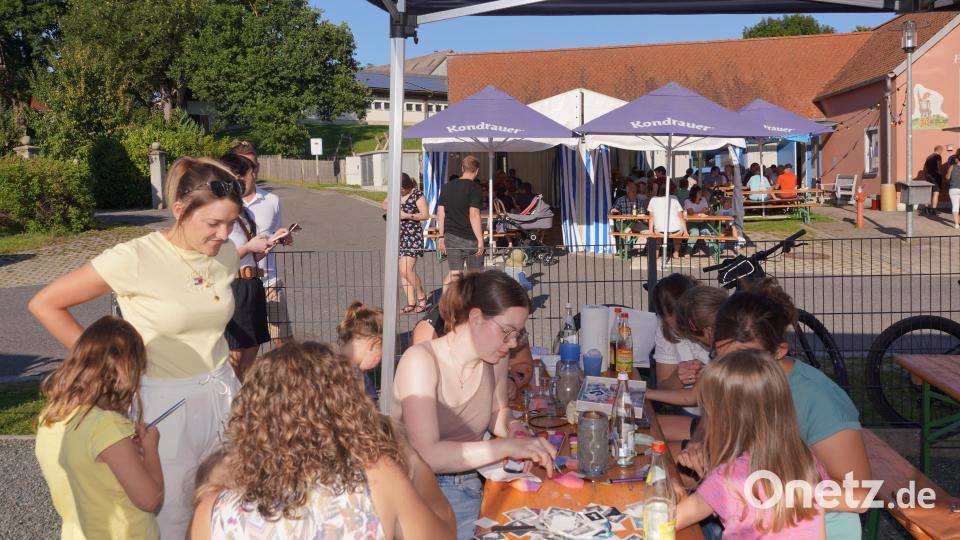 Das Schminkteam hat beim Albersriether Dorffest viel zu tun. Bild: fvo