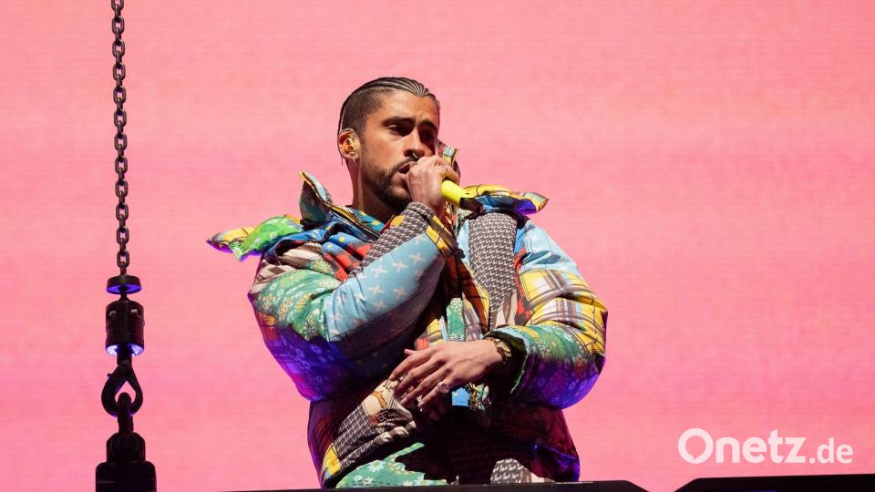 Mit Anfang 20 arbeitete Benito noch in einem Supermarkt als „Grocery Bagger“ – er packte die Einkäufe der Kunden in Tüten. In der jüngsten Jahresstatistik des Streamingdienstes Spotify ist das „böse Häschen“ nun der meistgehörte Musiker des Planeten. (Archivbild) Bild: Amy Harris/Invision/AP/dpa