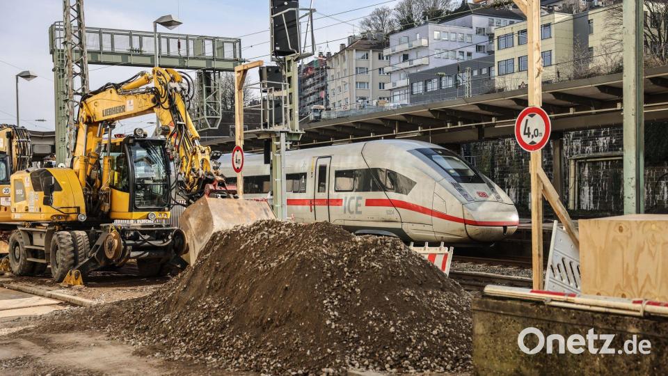 Die Bagger am Wuppertaler Hauptbahnhof stehen schon bereit. Bild: Oliver Berg/dpa