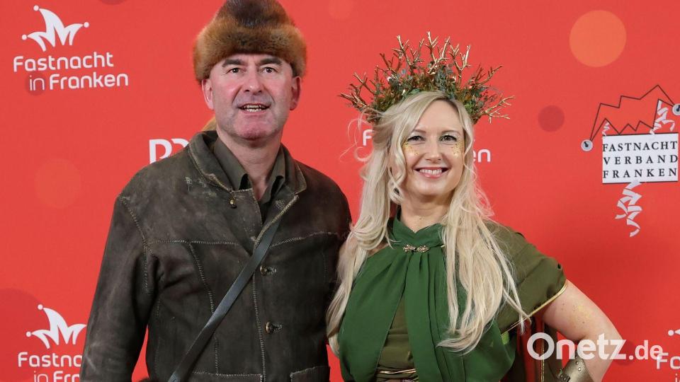 Hubert Aiwanger (l.) ist als Pelztierjäger verkleidet. Bild: Daniel Löb/dpa