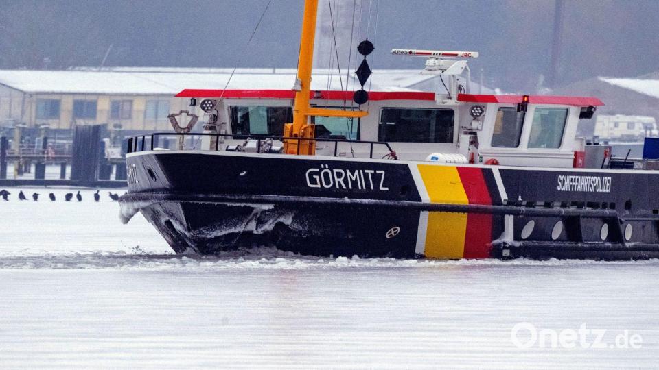 Das Eis war selbst für den Eisbrecher „Görmitz“ zu dick. Bild: Stefan Sauer/dpa