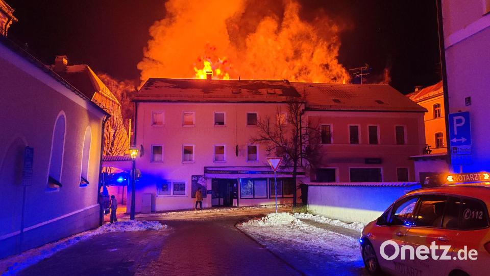 In Waldmünchen kam es in der Nacht zum Dienstag zu einem Brand im Bereich der Innenstadt. Bild: Kreisbrandinspektion Cham