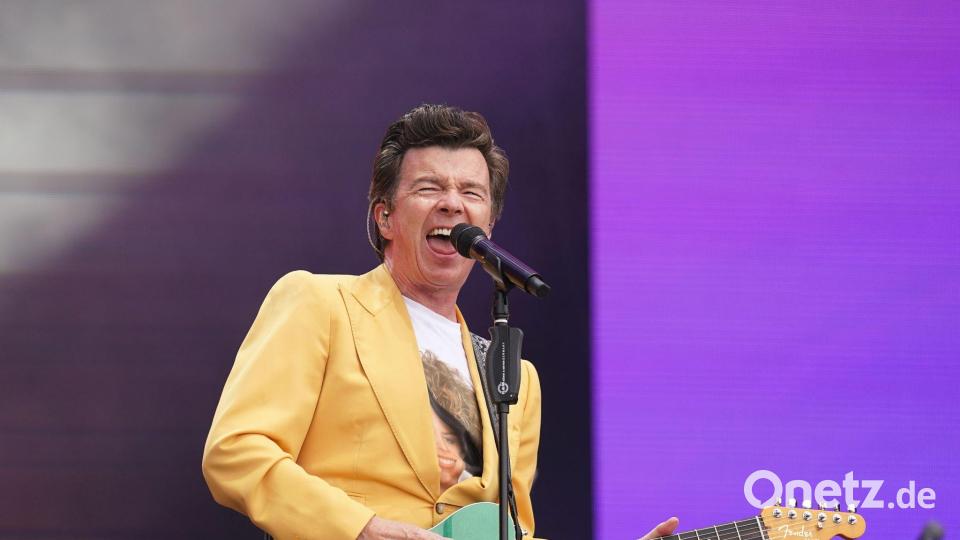 Rick Astley greift gern mal in die Saiten. (Archivbild) Bild: Joe Giddens/PA Wire/dpa
