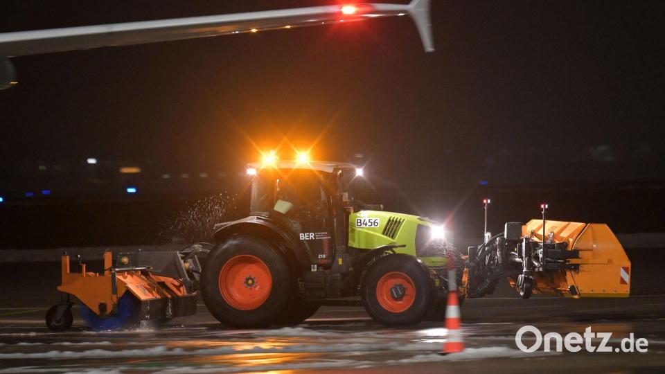Ein Räumfahrzeug fährt über das Flugfeld des Berliner Flughafen BER. Bild: Michael Bahlo/dpa