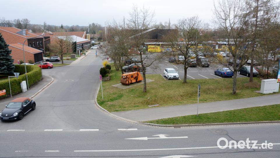 Blick auf den Bauhof in der Vohenstraußer Straße. Die neue Feuerwache würde rechts den Parkplatz, den Wertstoffhof und weitere Flächen einnehmen. Ersatz müsste im östlichen Teil des Areals geschaffen werden. Dort könnte es eng werden, genauso wie an der Ein- und Ausfahrt in die frequentierten Vohenstraußer Straße. Archivbild: Gabi Schönberger