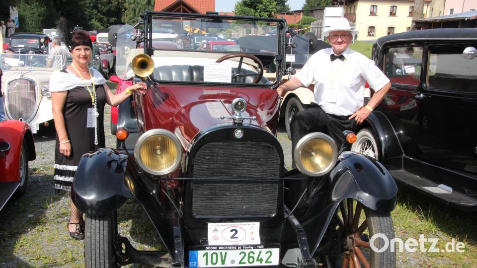 Auch die Passagiere waren teils edel gekleidet. Bild: kro