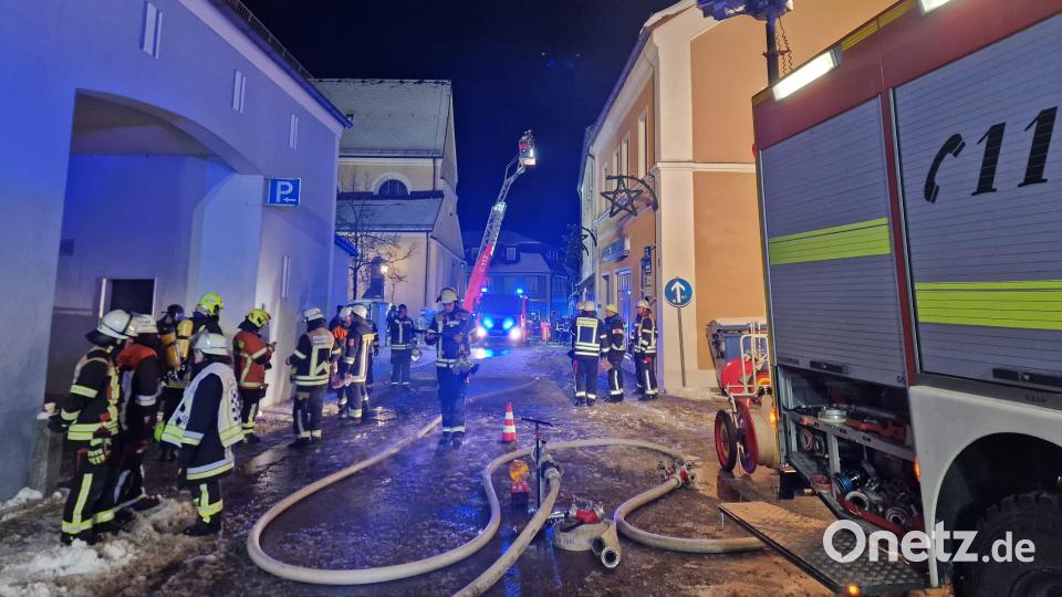 Rund 200 Einsatzkräfte aus 18 Feuerwehren mit 38 Einsatzfahrzeugen, davon vier Feuerwehren aus
Tschechien, waren vor Ort. Bild: Kreisbrandinspektion Cham