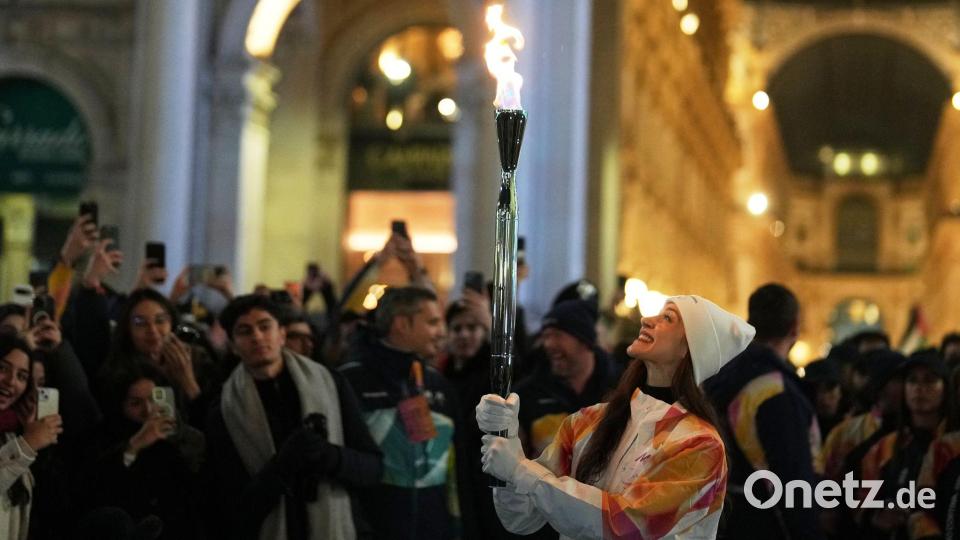 Balletttänzerin Nicoletta Manni trägt die olympische Fackel in Mailand, Bild: Francisco Seco/AP/dpa