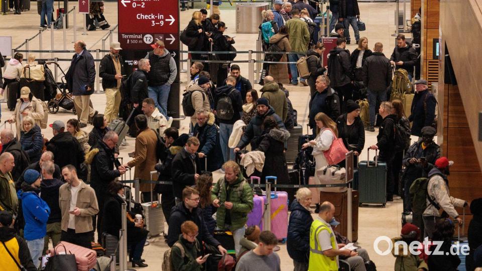 Reisende mussten am Freitagmorgen viel Geduld mitbringen. Bild: Carsten Koall/dpa