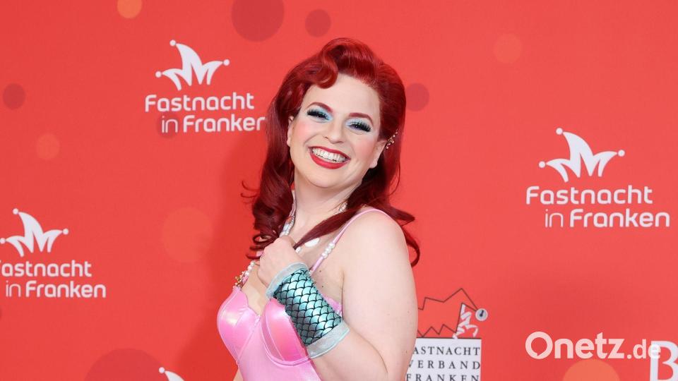 Grünen-Frontfrau Katharina Schulze strahlt als Arielle auf dem roten Teppich von Veitshöchheim. Bild: Daniel Löb/dpa