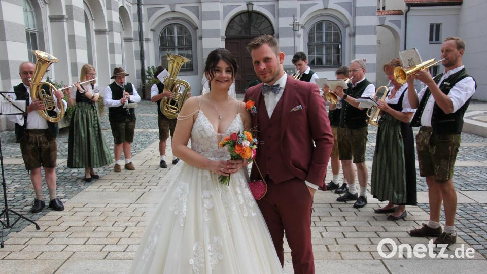Marina Pohl-Schicker und Dr. Johannes Pohl haben geheiratet. Die Blaskapelle Falkenberg spielte dem Brautpaar ein Ständchen. Bild: kro
