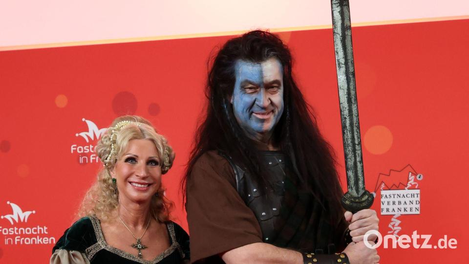 Bayerns Ministerpräsident Markus Söder und seine Frau Karin Baumüller-Söder zeigen sich vor Beginn der Prunksitzung „Fastnacht in Franken“ auf dem roten Teppich. Bild: Daniel Löb/dpa