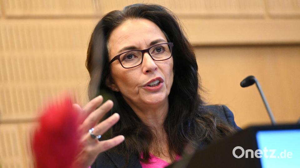 DGB-Chefin Yasmin Fahimi nennt die Debatte um Einschnitte „respektlos und schäbig“. (Archivbild) Bild: Elisa Schu/dpa