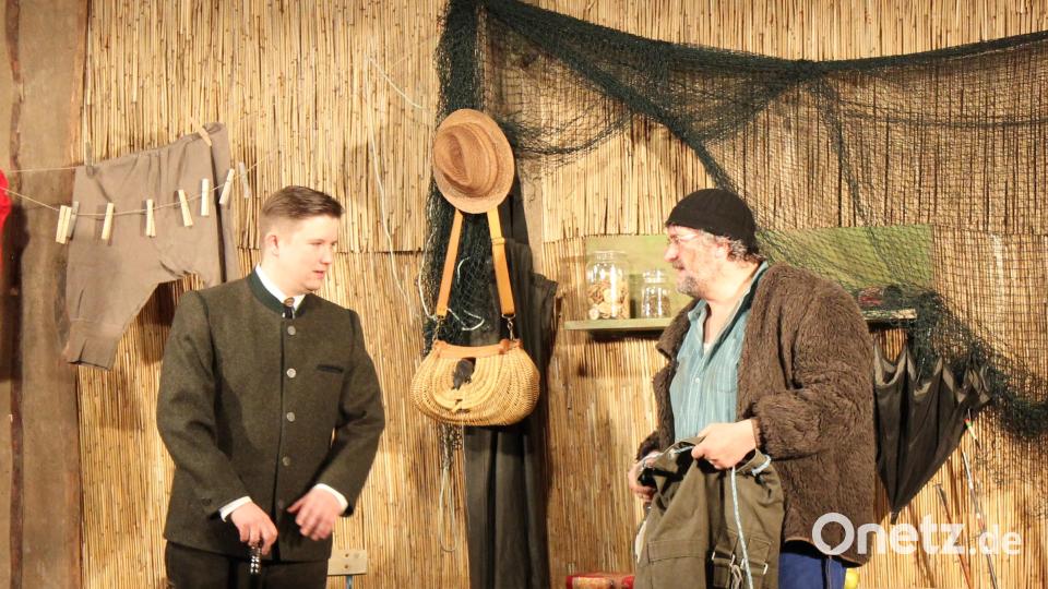 Björn Schötz (links) und Erwin Dehling in einer Szene der Komödie "Regenwurm-Orakel". Bild: Theatergruppe Birgland