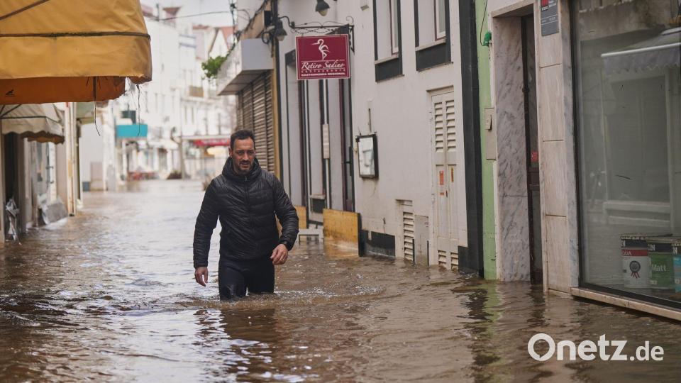 Viele Orte in Portugal standen nach Starkregen unter Wasser. Am Samstag zog ein weiteres Atlantiktief über das Land hinweg. Bild: Ana Brigida/AP/dpa