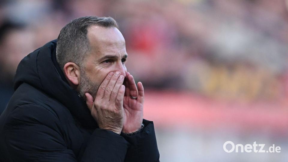 Macht den Video-Assistenten mitverantwortlich für die Niederlage in Mainz: Augsburgs Trainer Manuel Baum. Bild: Florian Wiegand/dpa