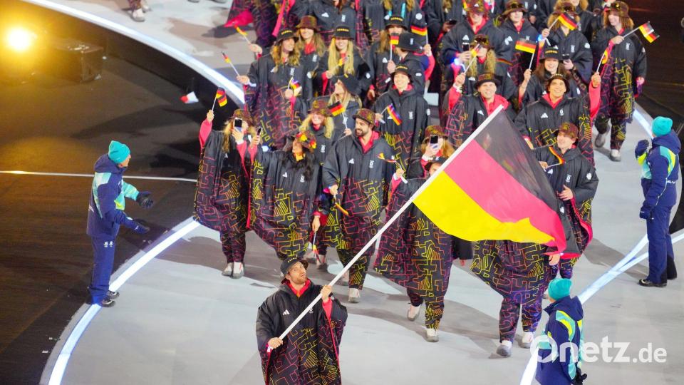 Angeführt von Leon Draisaitl lief ein Teil des deutschen Teams ins Mailänder Stadion ein. Bild: Michael Kappeler/dpa