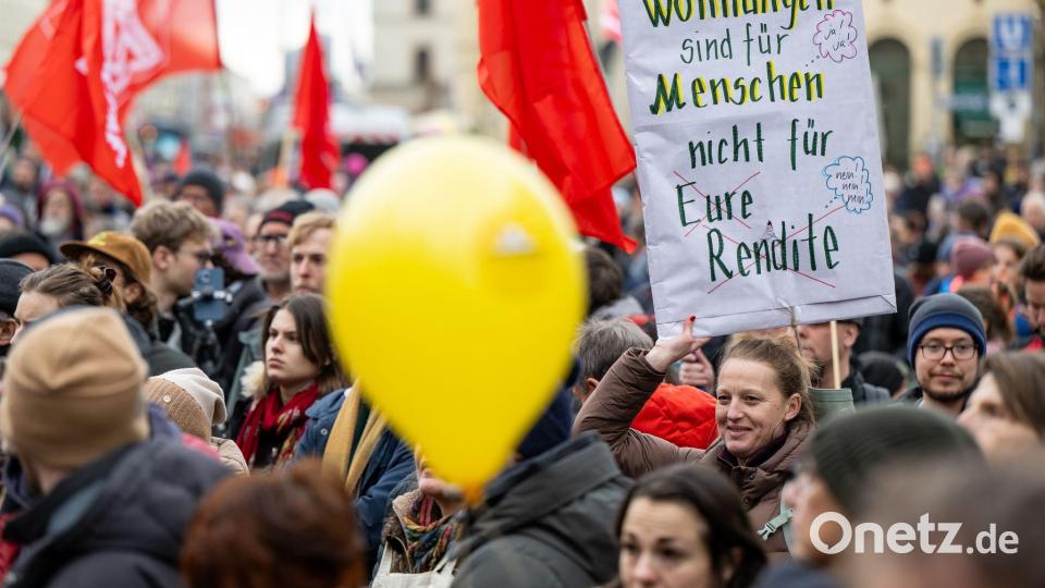 Wohnen sei ein Grundrecht und keine Ware, hieß es in den Reden. Bild: Lennart Preiss/dpa