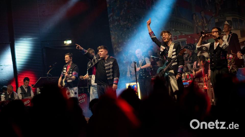 Wenn „Karnevalsmaus“ läuft, tanzt das Publikum. (Archivfoto) Bild: Fabian Strauch/dpa