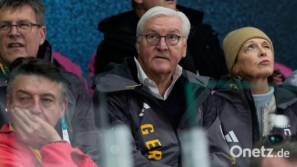 Auch Frank-Walter Steinmeier mit seiner Frau Elke Büdenbender (r) und dem DOSB-Präsidenten Thomas Weikert (l) gehörten zu den Zuschauern. Bild: Petr David Josek/AP/dpa