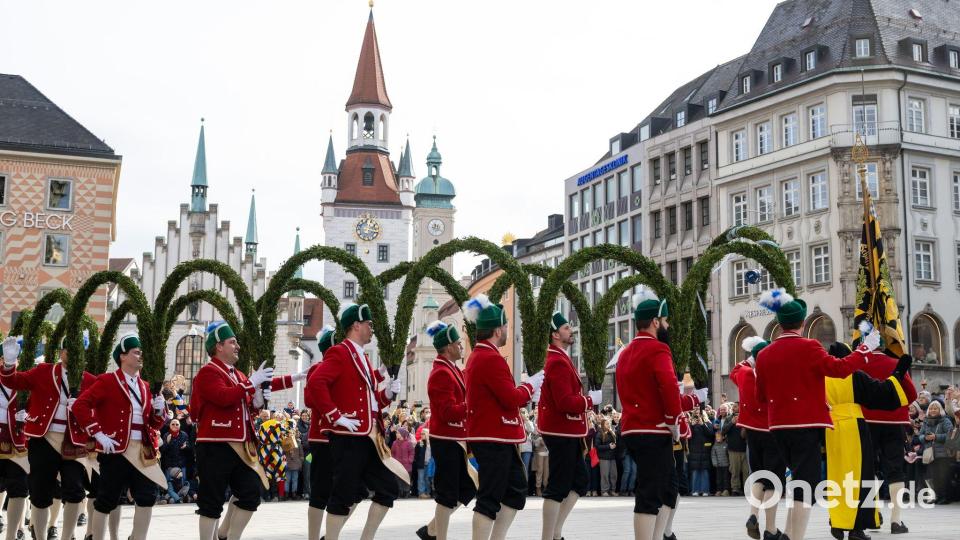 Viele Schaulustige verfolgten die Darbietung auf dem Marienplatz. Bild: Lennart Preiss/dpa