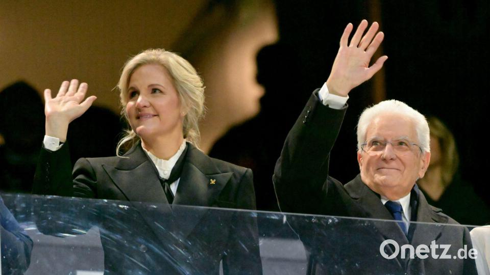 Wer steht hier neben Staatspräsident Sergio Mattarella? Der italienische TV-Kommentator erkannte IOC-Präsidentin Kirsty Coventry nicht. Bild: Peter Kneffel/dpa-POOL/dpa