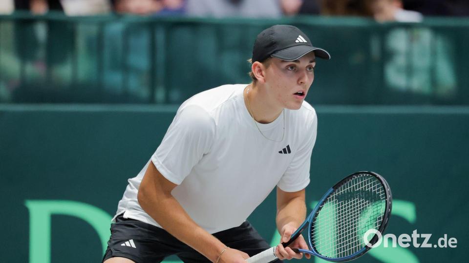 Justin Engel durfte die letzte Partie gegen Peru bestreiten - und gewann als 18-Jähriger auch seinen zweiten Davis-Cup-Auftritt. Bild: Rolf Vennenbernd/dpa