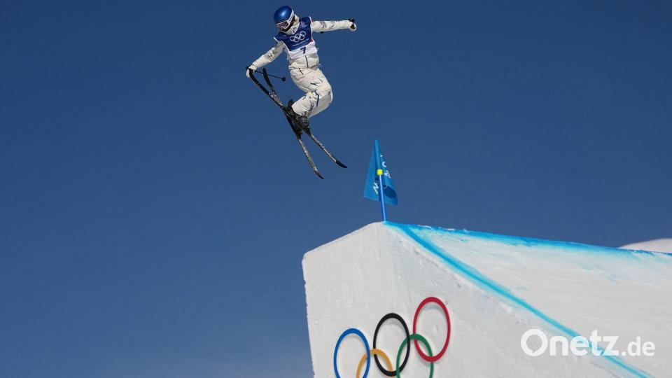 Die Freestylerin Eileen Gu trainiert. Bild: Lindsey Wasson/AP/dpa