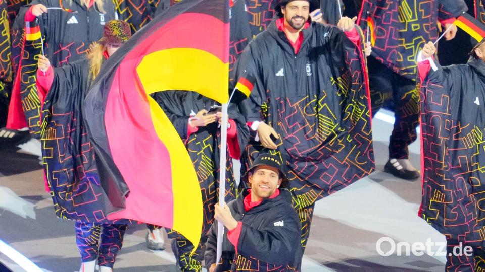 Als erster deutscher Eishockeyspieler überhaupt führte Leon Draisaitl das deutsche Olympia-Team bei einer Eröffnungsfeier als Fahnenträger an. Bild: Michael Kappeler/dpa