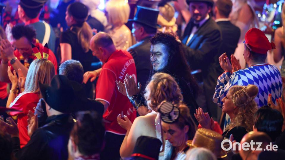 Markus Söder klatscht als "Braveheart" in der BR-Livesendung "Fastnacht in Franken" in den Mainfrankensälen in Veitshöchheim. Bild: Daniel Löb/dpa