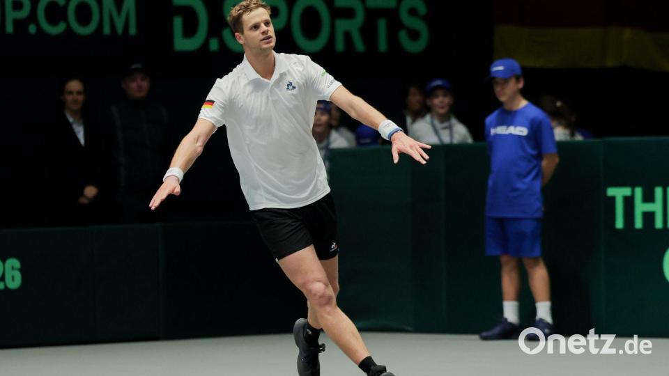 Yannick Hanfmann ließ sich nach seinem Einzelsieg am Freitag feiern. Bild: Rolf Vennenbernd/dpa