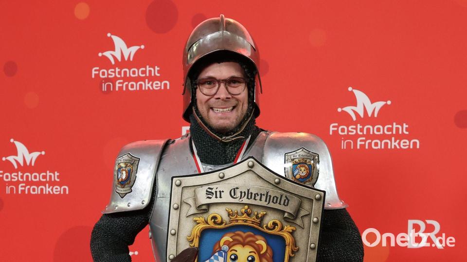 Digitalminister Fabian Mehring (Freie Wähler) kommt im Ritterkostüm nach Veitshöchheim. Bild: Daniel Löb/dpa